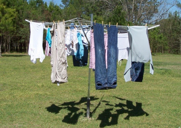 Phơi ngược quần áo giúp đồ nhanh khô