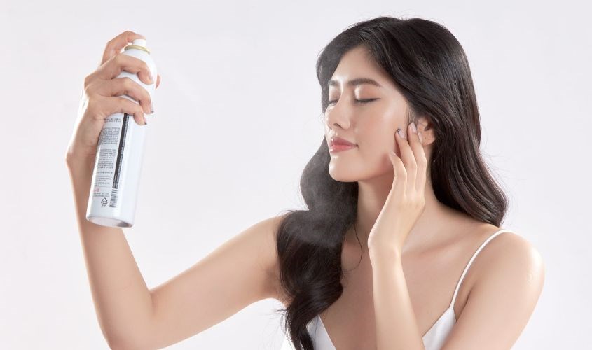 Nên dùng xịt khoáng trước hay sau trang điểm để giữ lớp makeup bền hơn