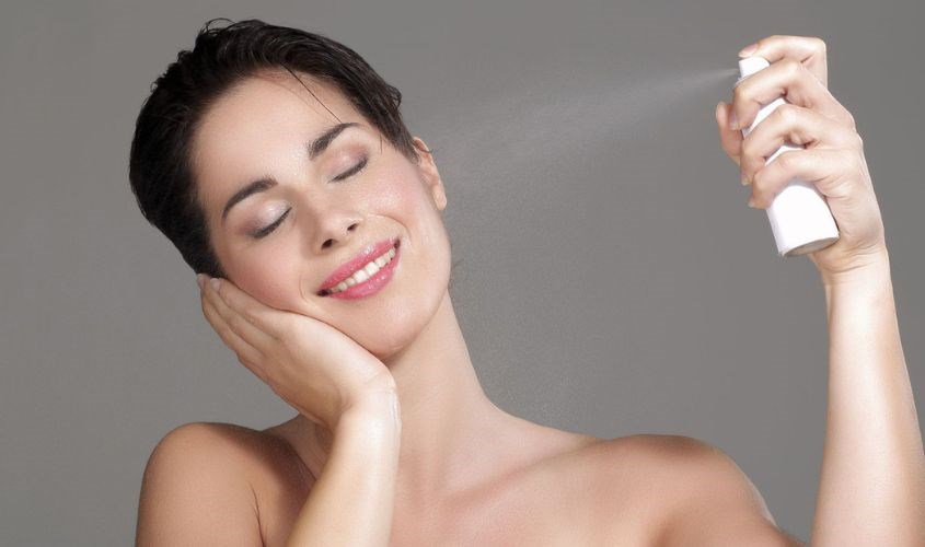 Xịt khoáng sau khi trang điểm sẽ giúp khóa lớp makeup bền lâu Xịt khoáng sau khi trang điểm sẽ giúp khóa lớp makeup bền lâu