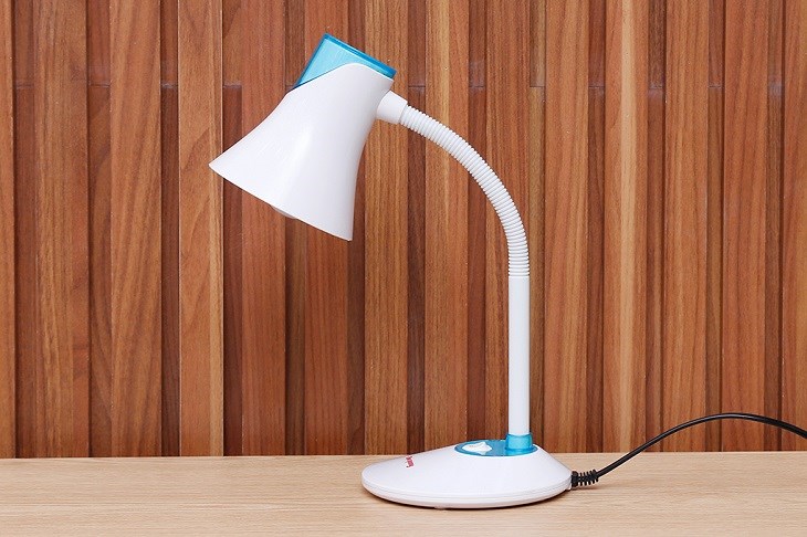 Đèn bàn học Điện Quang DKL15 (Bóng trắng) phát ra ánh sáng dịu nhẹ, không gây mỏi mắt
