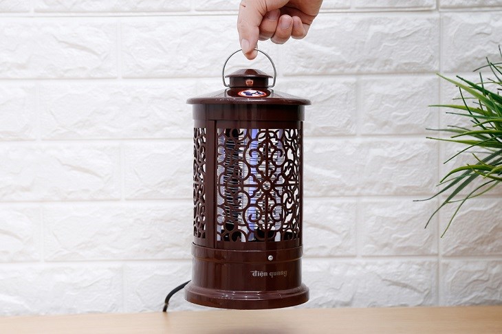 Đèn bắt muỗi Điện Quang ĐQ EML03 BR sở hữu kiểu dáng bắt mắt