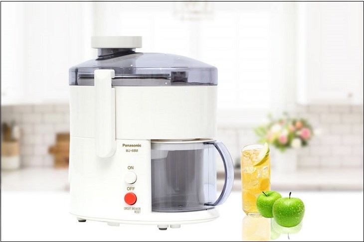 Máy ép hoa quả Panasonic MJ-68MWRA có công suất 200W, giúp ép trái cây nhanh chóng