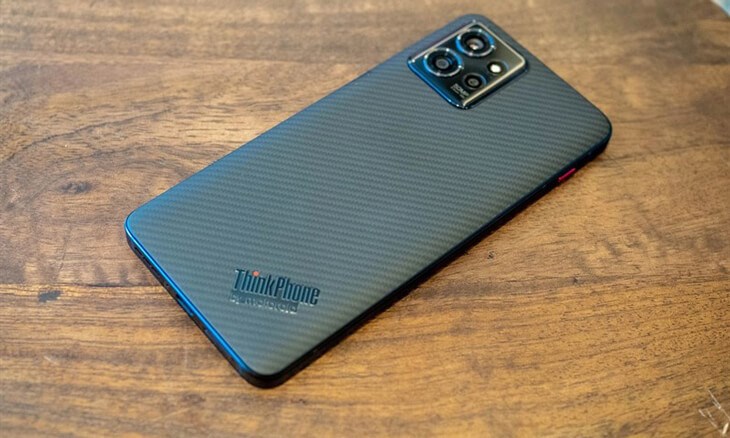 Lenovo ThinkPhone sở hữu dung lượng RAM 8GB, 12GB cùng 3 mức bộ nhớ trong là 128GB, 256GB và 512GB cung cấp không gian lưu trữ đủ dùng