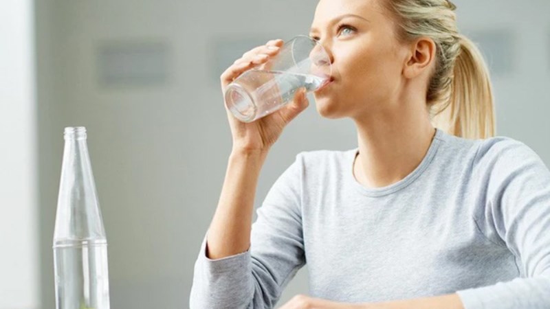Bạn nên bổ sung nước một cách đầy đủ để tránh gây mất nước cho cơ thể