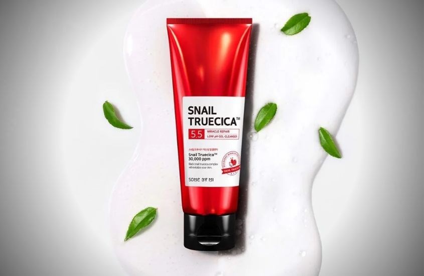 Sữa rửa mặt Some By Mi Snail Truecica có kết cấu dạng gel trong và hơi sánh