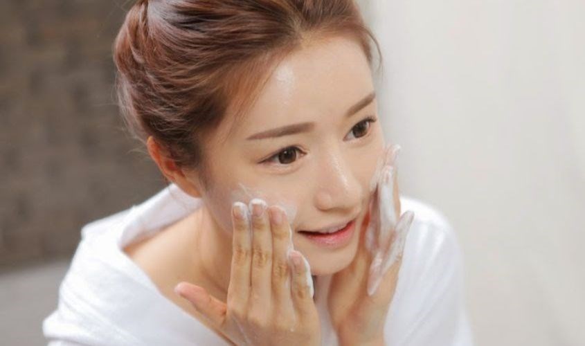 Massage nhẹ nhàng theo chiều kết cấu da trong vòng 30-45 giây