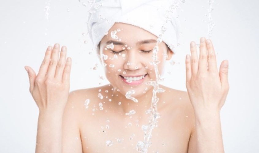 Rửa sạch mặt lại với nước