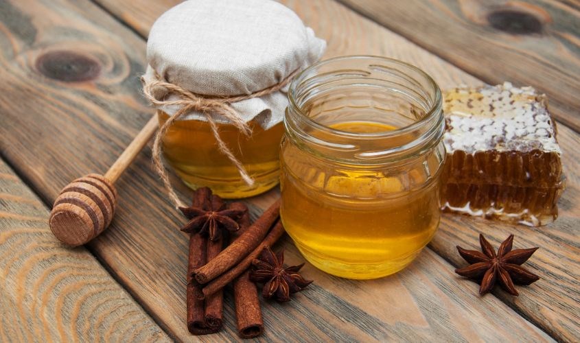 Điều trị dị ứng da với mật ong và quế