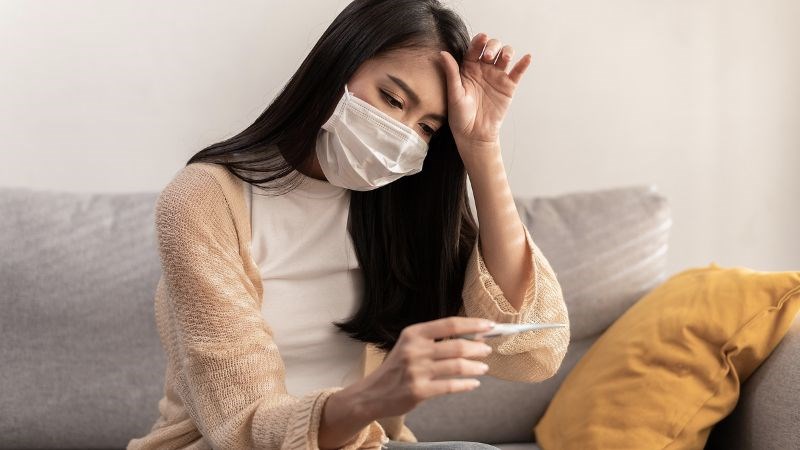 Khi sốt bạn nên tăng cường bổ sung vitamin C giúp nâng cao sức đề kháng