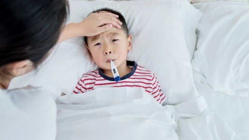 Khi thấy trẻ sốt cao trên 38,9 độ bạn nên đưa trẻ đến bệnh viện ngay