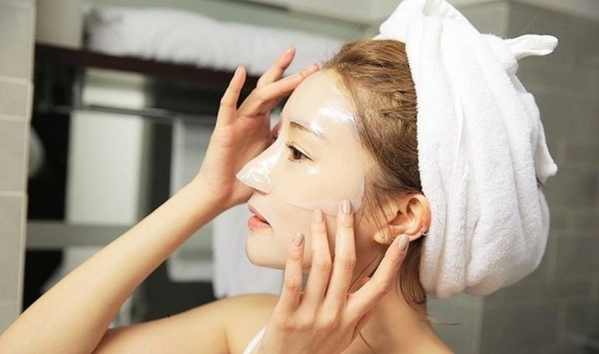 Nên đắp mặt nạ trong khoảng 15 - 20 phút để tinh chất thẩm thấu vào da Nên đắp mặt nạ trong khoảng 15 - 20 phút để tinh chất thẩm thấu vào da
