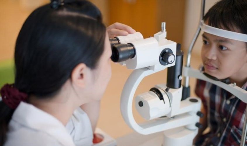 Trẻ bị cận thị có nên đeo kính và đeo loại nào?