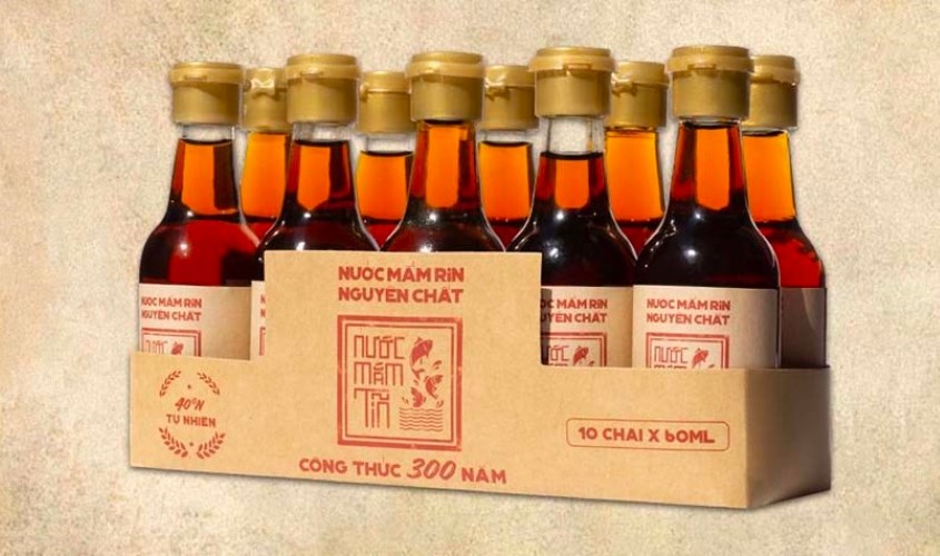 Nước mắm Tĩn chai mini 60ml có giá 250.000 đồng/10 chai.