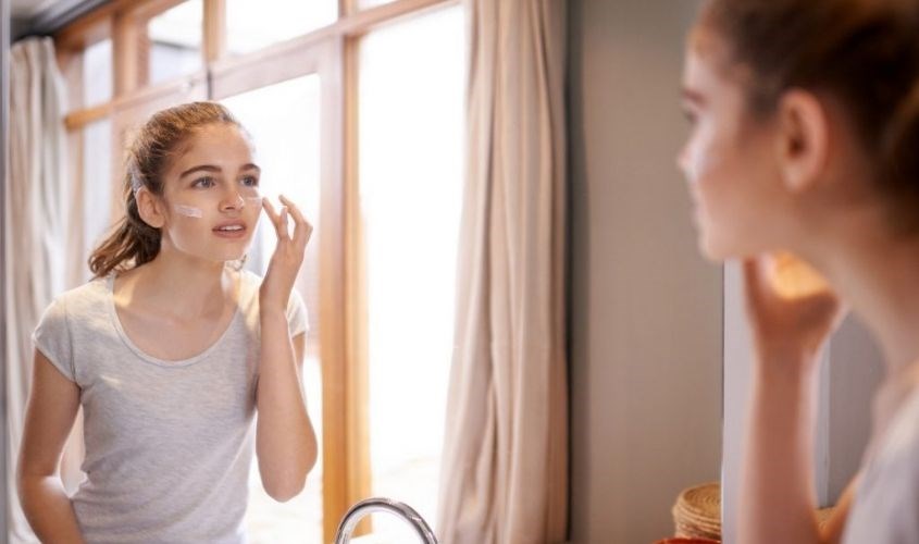 Dùng kem chống nắng ngay cả khi ở nhà