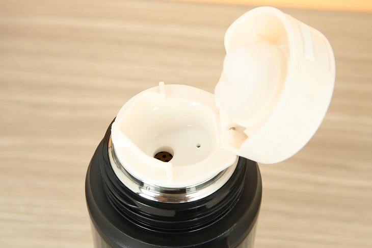 Bình giữ nhiệt inox 590 ml Delites TH5003 sở hữu nắp bình làm từ nhựa PP có ron Silicone giúp tránh rò rỉ hơi nước