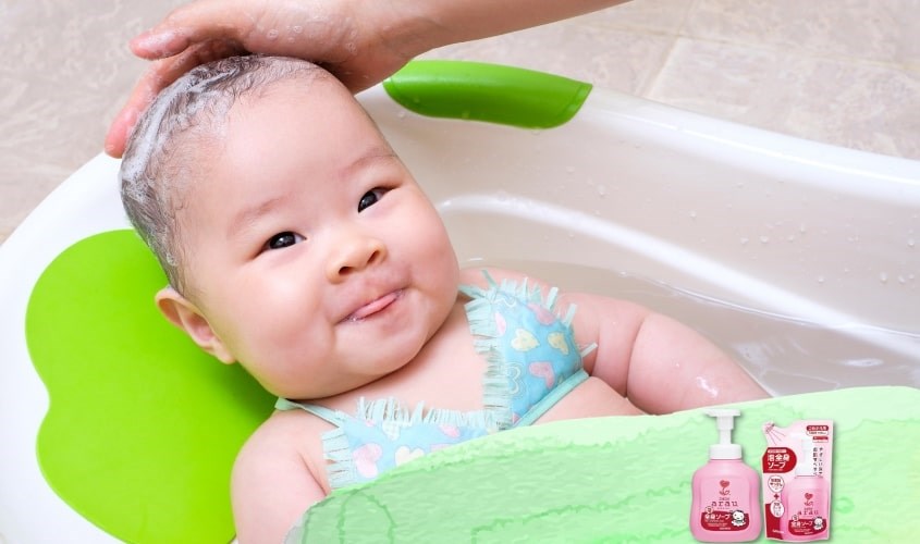Mẹ có thể dùng sữa tắm Arau Baby để gội đầu cho bé