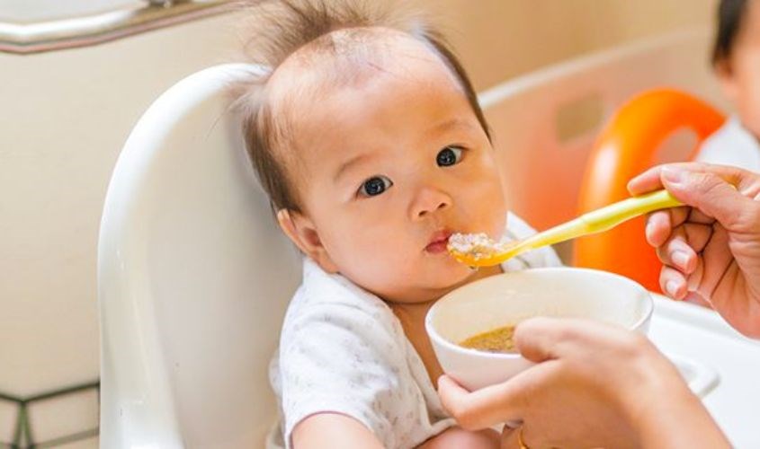 Đợi cho cháo nguội rồi mẹ mới cho bé ăn nhé