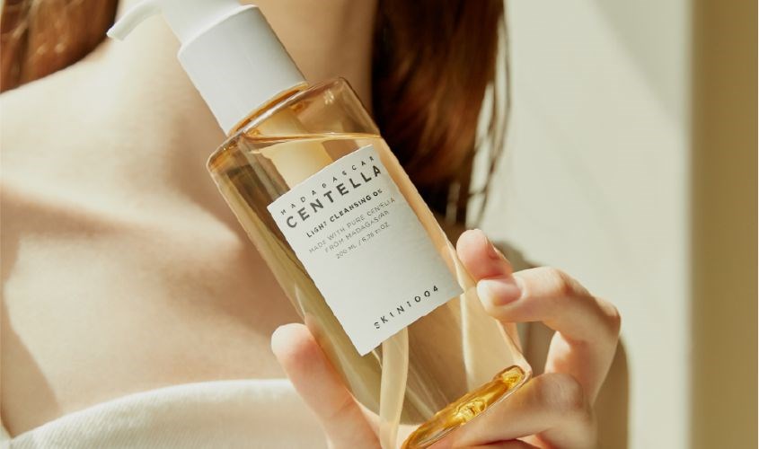 Dầu tẩy trang chiết xuất Rau Má Skin1004 Madagascar Centella Light Cleansing Oil 200 ml