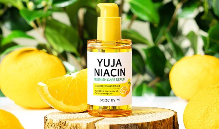 Some By Mi Yuja Niacin Blemish Care Serum được đóng gói trong hộp giấy với tông màu vàng nổi bật làm chủ đạo