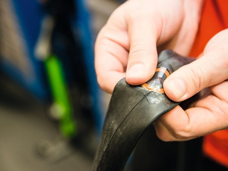 Vết vá cũ làm giảm chất lượng của bánh xe, bạn nên thay mới lốp nếu đã đi quá lâu