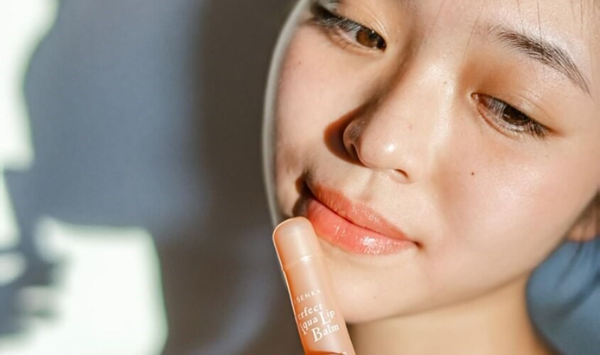 Son dưỡng cấp ẩm không màu Senka phù hợp với nhiều đối tượng