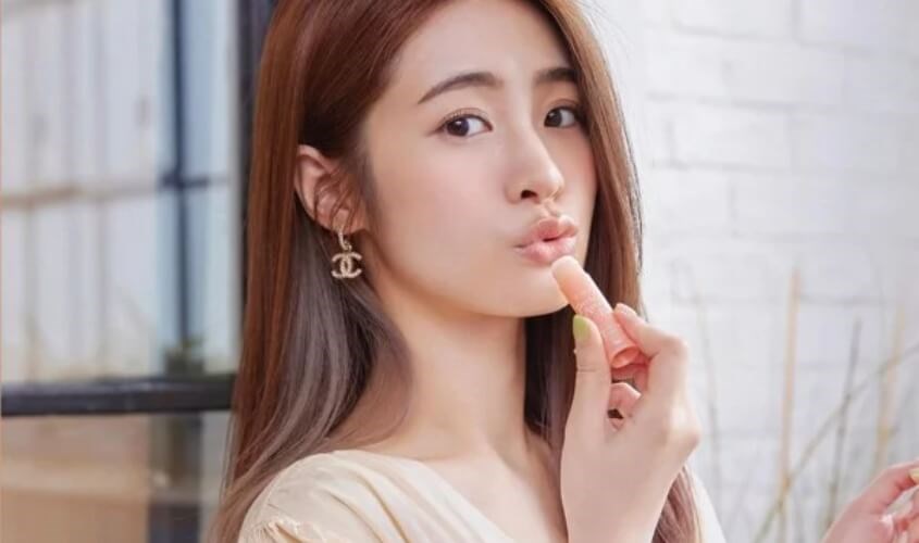 Dùng son dưỡng giúp đôi môi trở nên mềm mịn hơn