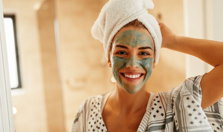 Đắp mặt nạ thư giãn