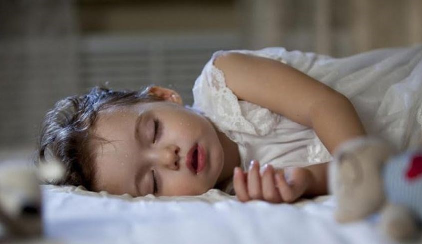 Đổ mồ hôi trộm ở trẻ là tình trạng thường gặp