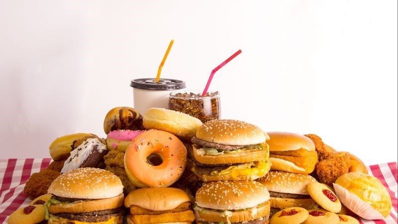 Bạn nên hạn chế ăn thức ăn nhanh bằng cách tự chế biến đồ ăn tại nhà