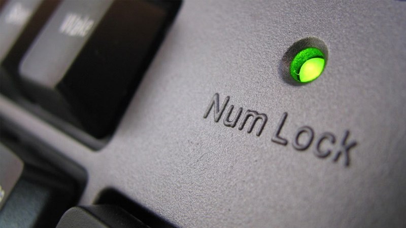 Chỉ cần bấm lại nút NumLock trên bàn phím