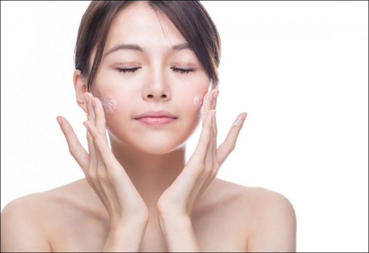 Thực hiện các động tác massage khi rửa mặt giúp làm sạch sâu hơn