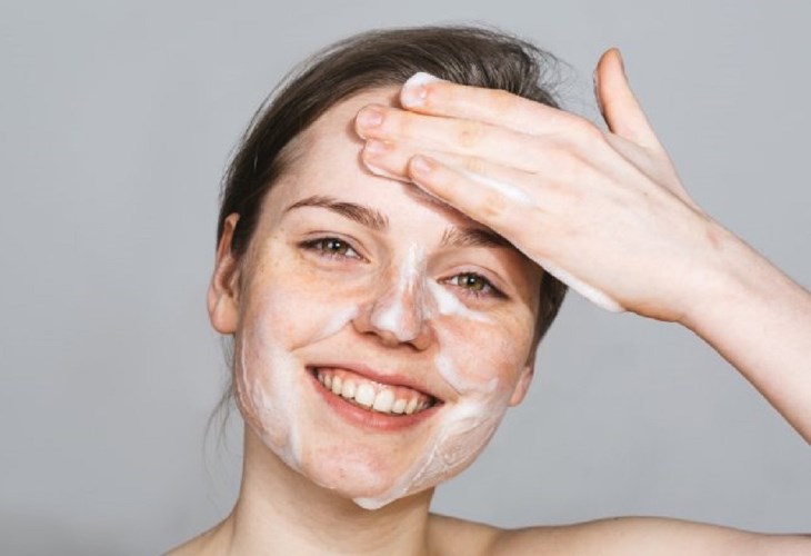 Nên rửa mặt ít nhất 2 lần/ngày đảm bảo làn da luôn sạch và hạn chế mụn hình thành