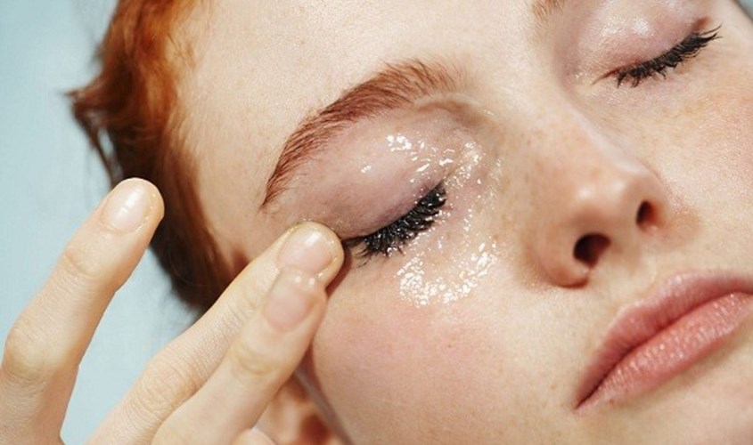 Sử dụng dầu tẩy trang giúp làn da được cấp ẩm và mềm mịn hơn