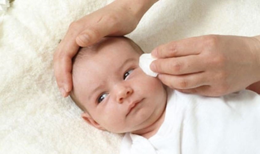 Nếu sản phẩm dính vào mắt, rửa lại ngay với nước sạch cho bé nhé