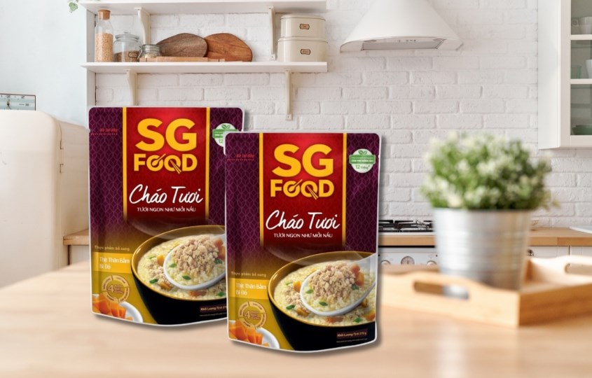 Bạn có thể ăn cháo tươi SG Food vị thịt thăn bằm, bí đỏ sau đó uống 1 ly sữa hạt