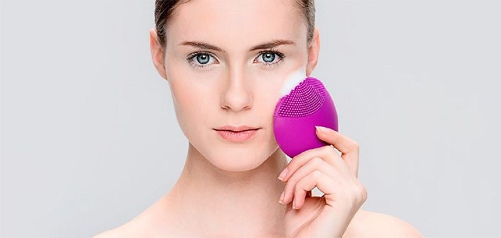 Bạn nên thoa sữa rửa mặt trên da để làm sạch tốt hơn