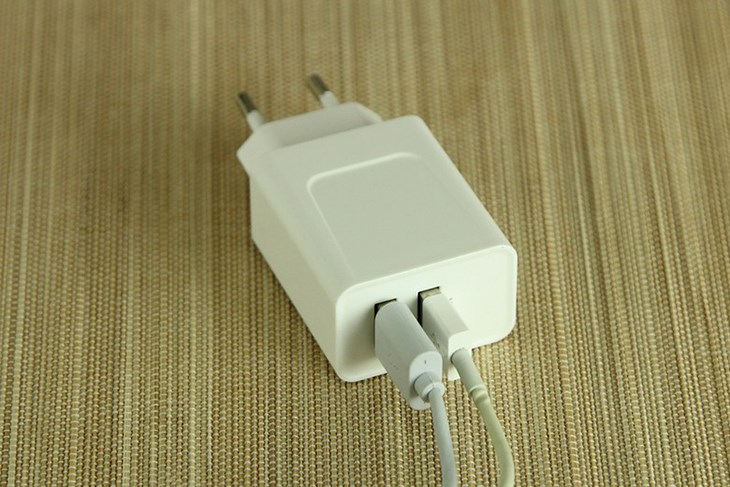 Đầu jack còn lại bạn cắm vào củ sạc điện thoại, pin sạc dự phòng hay laptop