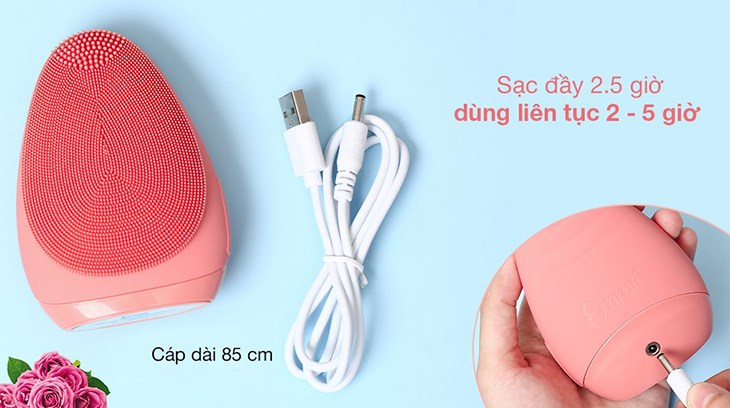 Bạn cắm jack vào lỗ sạc phía sau máy để tiến hành sạc pin cho máy rửa mặt