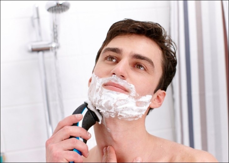 Bạn không nên cạo râu trong khi tắm nhằm tránh vi khuẩn phát triển ở vùng da vừa cạo