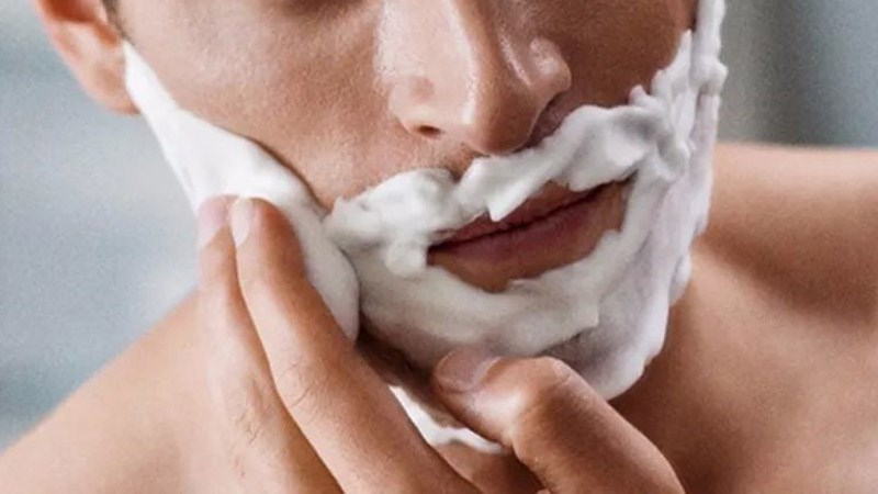 Bạn nên dùng kem cạo râu chuyên dụng để tránh tổn thương da