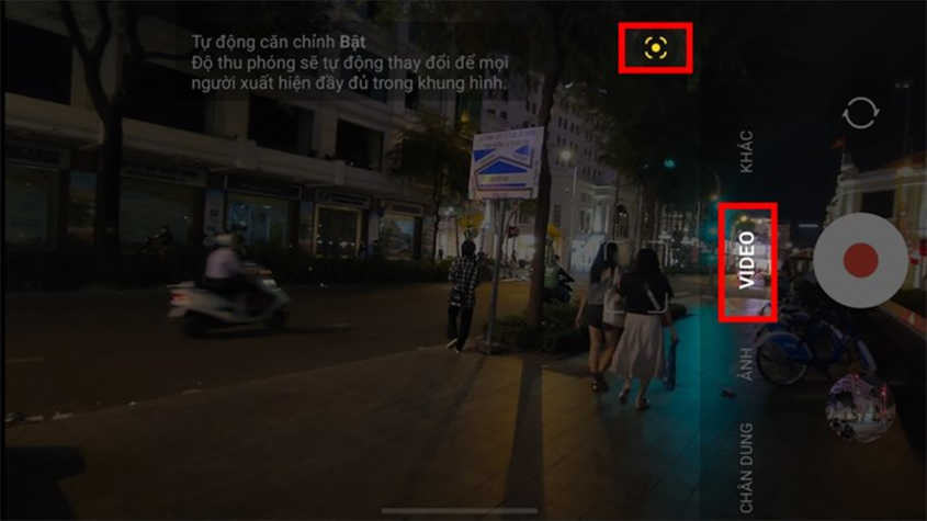 Ấn vào biểu tượng tự động căn chỉnh thì chế độ video tự thu phóng sẽ được bật