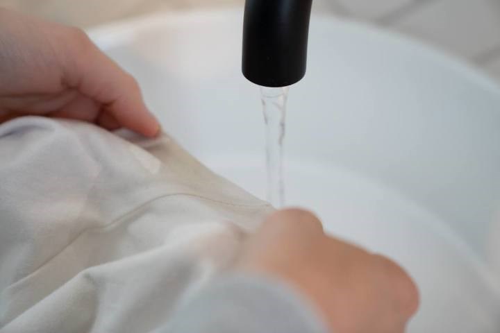 Bạn nên giặt quần áo cho thật sạch sau khi dùng các hóa chất khác để tẩy.