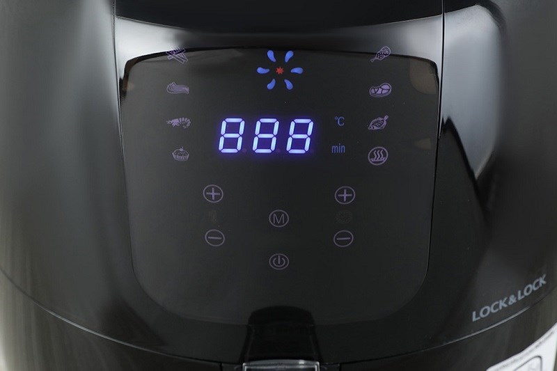Nồi chiên không dầu Lock&Lock EJF296BLK 7.2 lít sử dụng nút nhấn điện tử cùng màn hình Led giúp bạn dễ dàng theo dõi các thông số