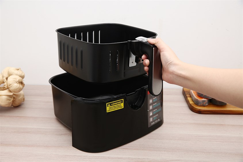 Nồi chiên không dầu Sunhouse SHD4062 6 lít với rổ chiên dễ dàng tháo rời, lòng rổ phủ lớp chống dính giúp vệ sinh nhanh chóng