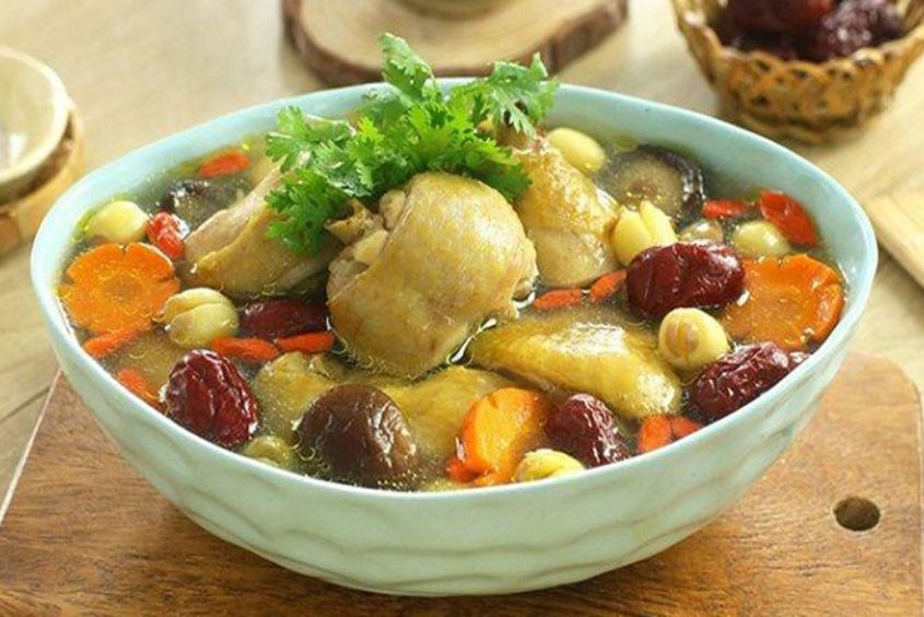 Bà bầu ăn hạt sen được không với canh chân gà hạt sen táo đỏ