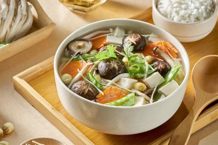 Bà bầu ăn hạt sen được không với canh nấm hạt sen