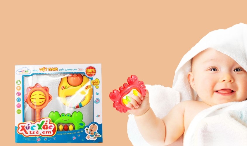 Sử dụng đồ chơi xúc xắc Antona (3 cái) để làm phân tâm bé khi thay tã Sử dụng đồ chơi xúc xắc Antona (3 cái) để làm phân tâm bé khi thay tã