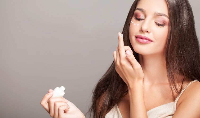 Sử dụng kem dưỡng mắt đúng cách để giảm nếp nhăn hiệu quả