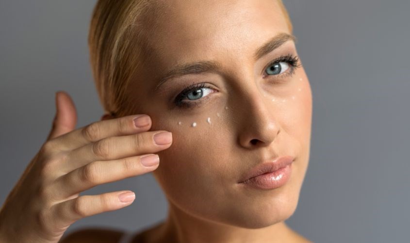 Dùng lượng kem chống nhăn mắt vừa đủ