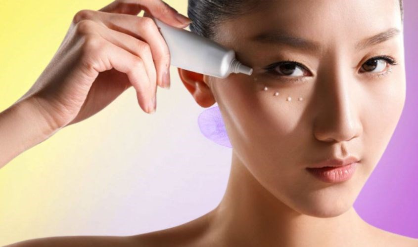 Bạn nên thoa kem dưỡng mắt chống nhăn cách mí mắt 1cm
